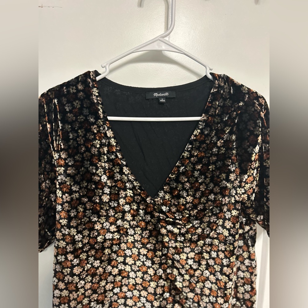 Like New Madewell Velvet Tulip-Sleeve Ruffle Top in Petite Bloom - Picture 3 of 12
